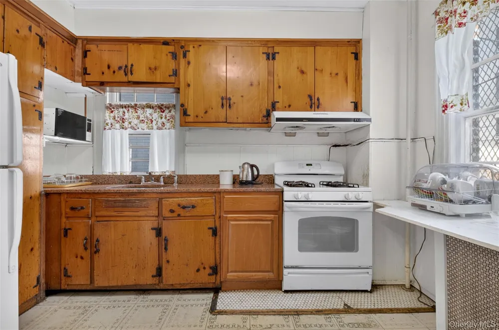 4084 Denman Street Elmhurst, NY 11373