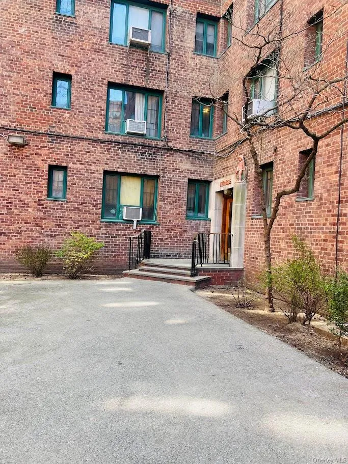 1686 Metropolitan Avenue #4H Bronx, NY 10462