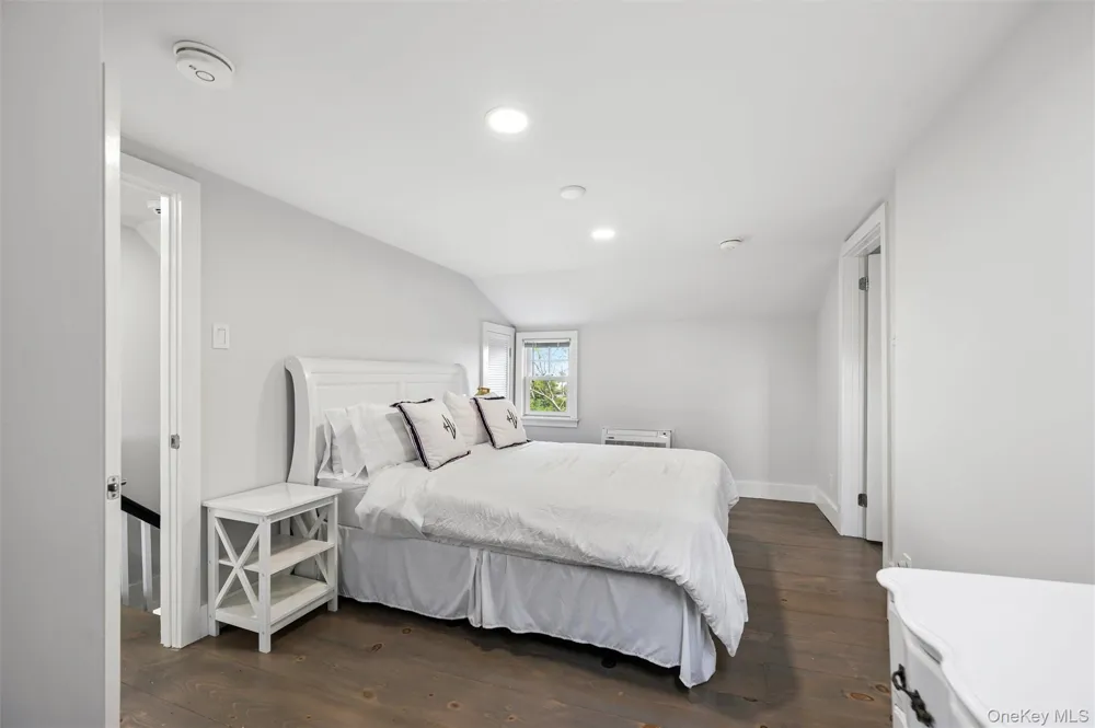 87 Foster Avenue Hampton Bays, NY 11946