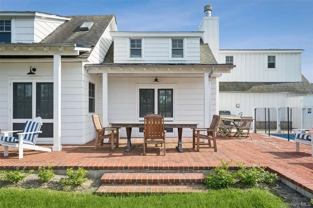 87 Foster Avenue Hampton Bays, NY 11946