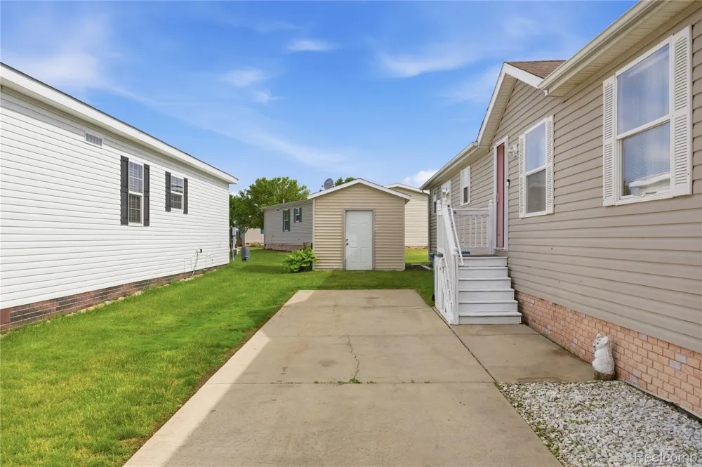 9857 Rembrandt Way Fenton City, MI 48430