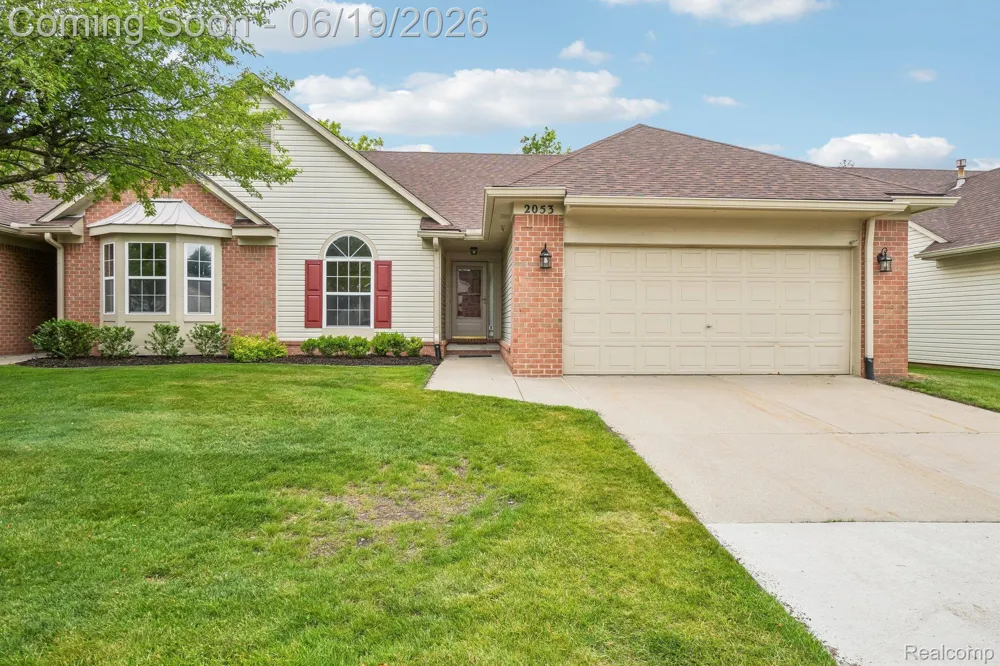 2053 Maplehurst Drive Commerce Charter Township, MI 48390