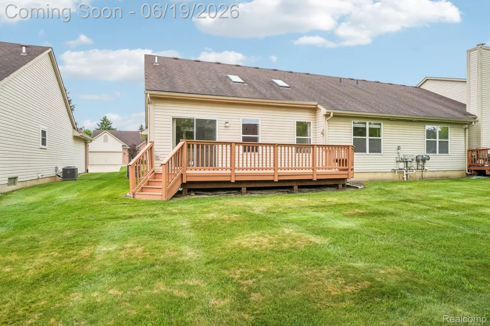 2053 Maplehurst Drive Commerce Charter Township, MI 48390