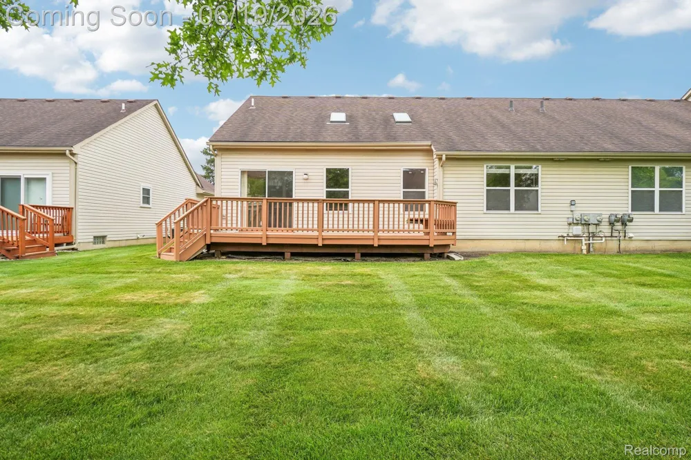 2053 Maplehurst Drive Commerce Charter Township, MI 48390