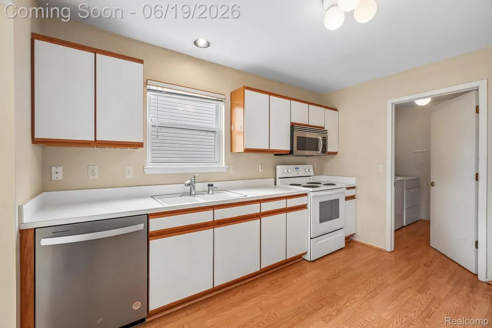 2053 Maplehurst Drive Commerce Charter Township, MI 48390