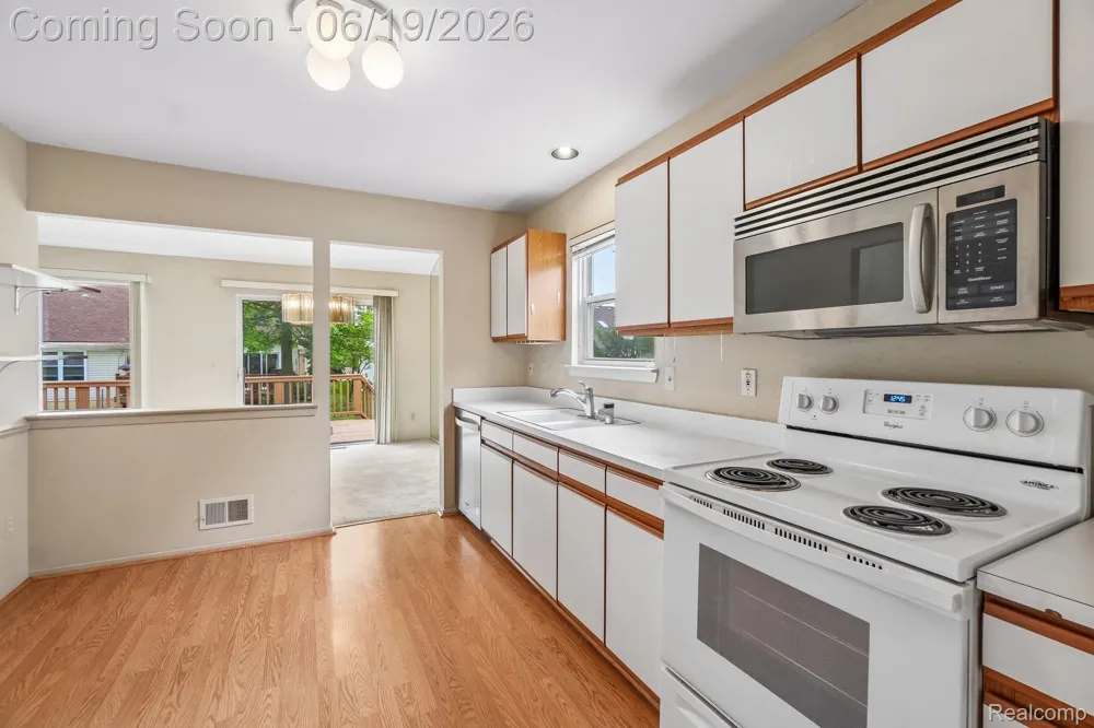 2053 Maplehurst Drive Commerce Charter Township, MI 48390