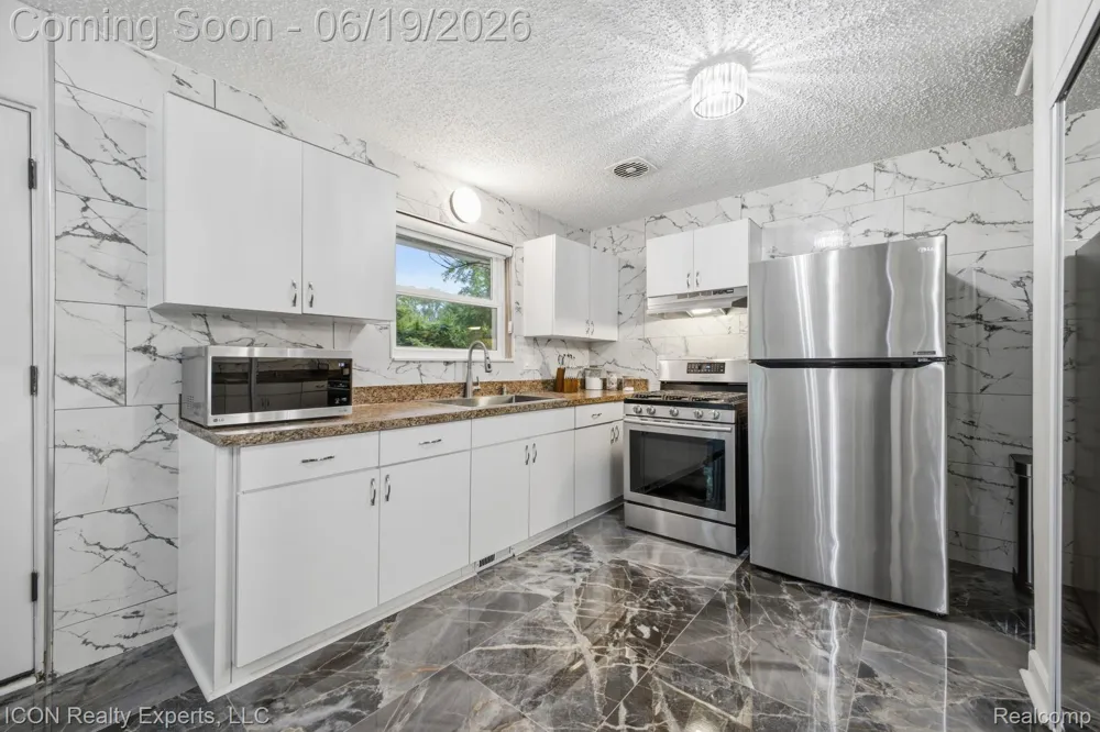 22020 Jerome Street Oak Park City, MI 48237