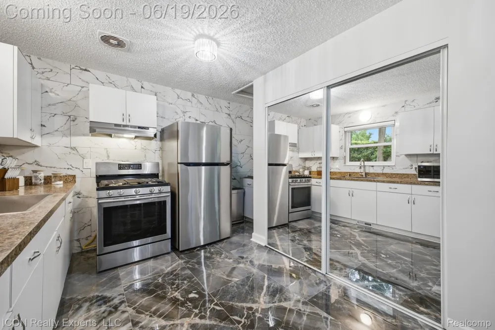 22020 Jerome Street Oak Park City, MI 48237