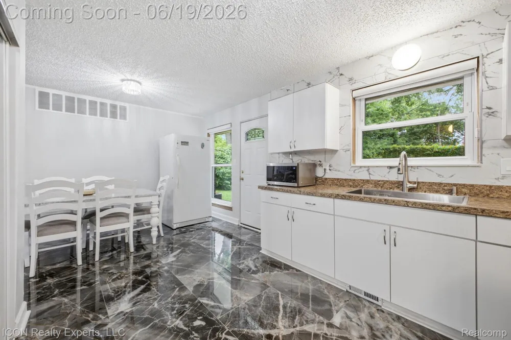 22020 Jerome Street Oak Park City, MI 48237