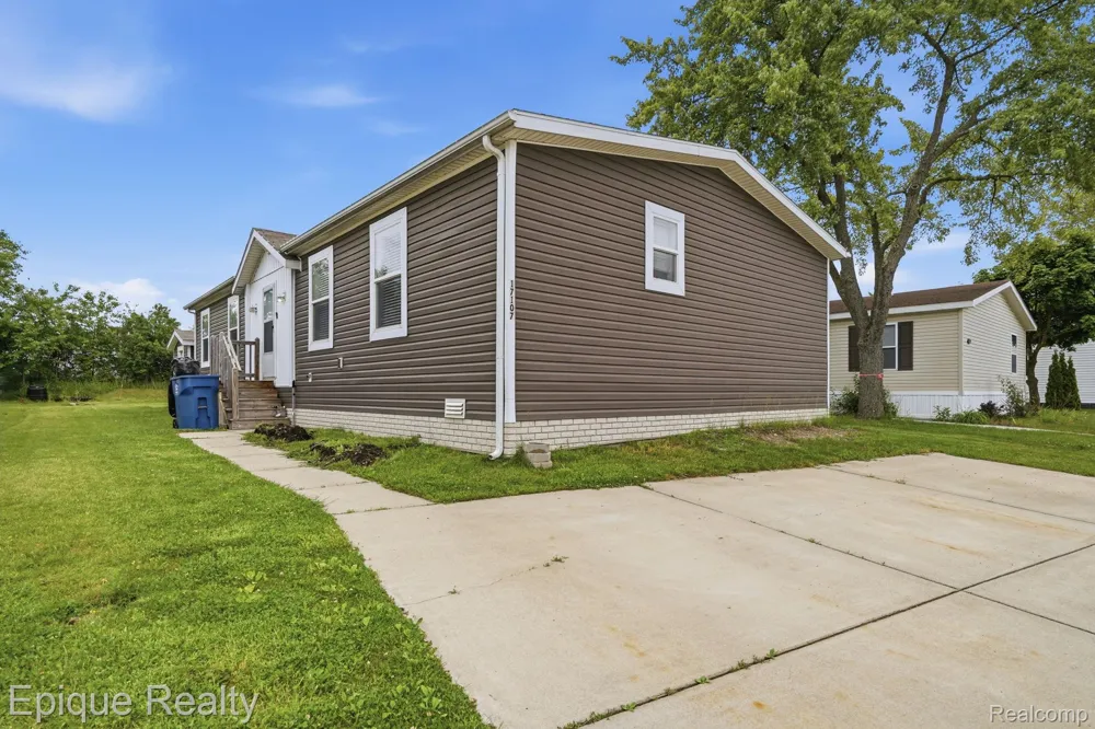 17107 Detroiter Springfield Charter Township, MI 48350