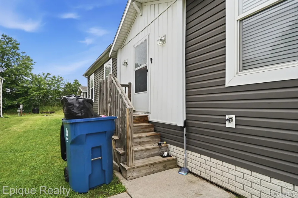 17107 Detroiter Springfield Charter Township, MI 48350