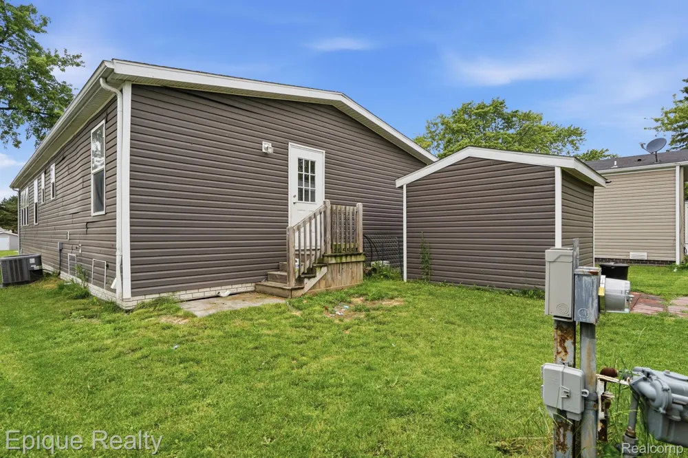 17107 Detroiter Springfield Charter Township, MI 48350