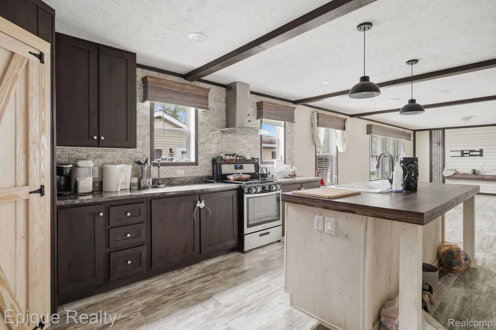 17107 Detroiter Springfield Charter Township, MI 48350