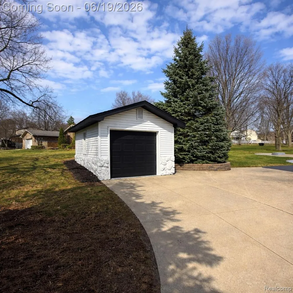7275 Old Coach Trail Washington Township, MI 48094
