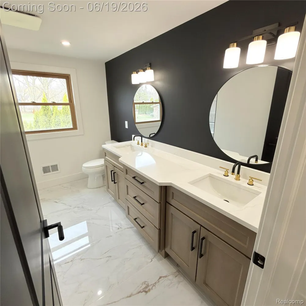 7275 Old Coach Trail Washington Township, MI 48094