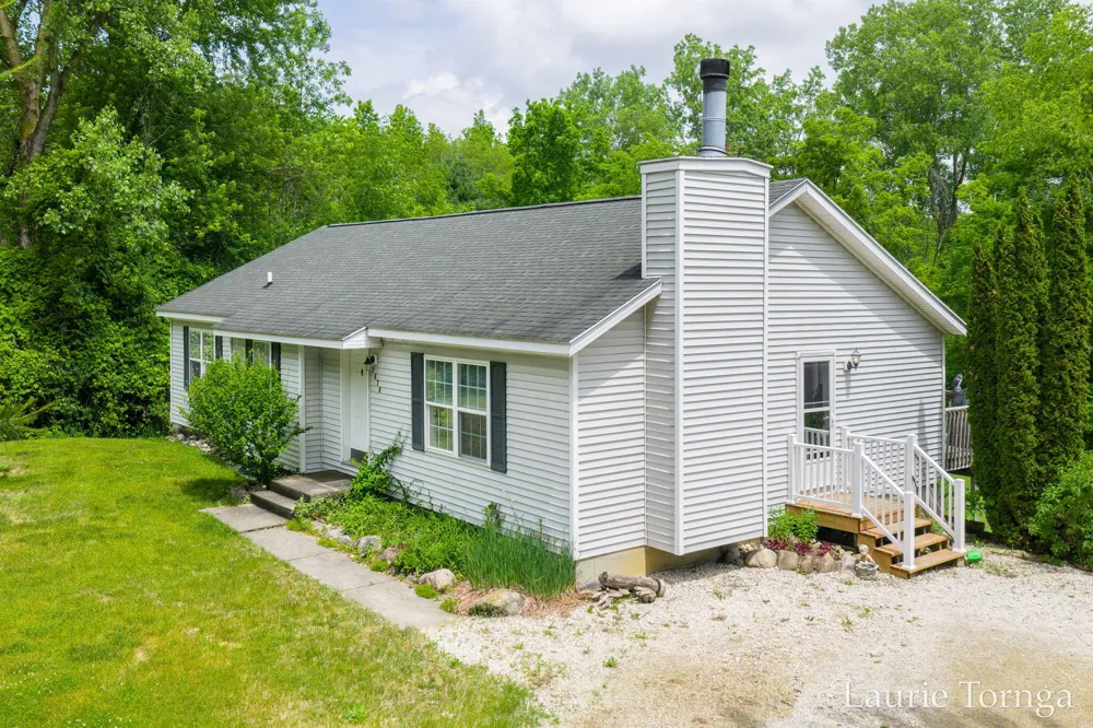 2670 Grand River Drive NE Ada Township, MI 49525