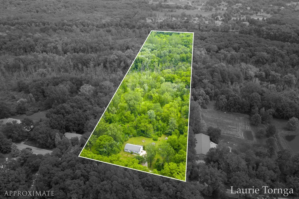 2670 Grand River Drive NE Ada Township, MI 49525