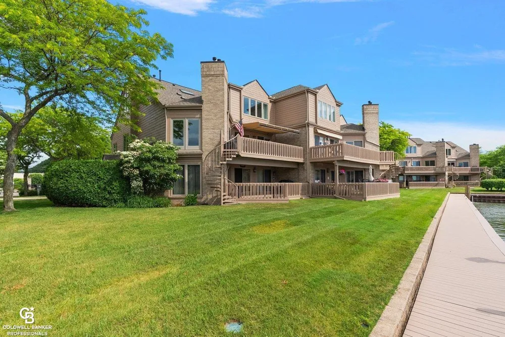 26031 harbour pointe dr n Drive Harrison Charter Township, MI 48045