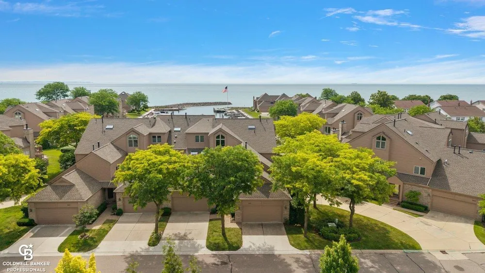 26031 harbour pointe dr n Drive Harrison Charter Township, MI 48045