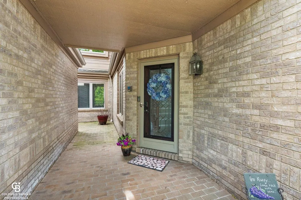 26031 harbour pointe dr n Drive Harrison Charter Township, MI 48045