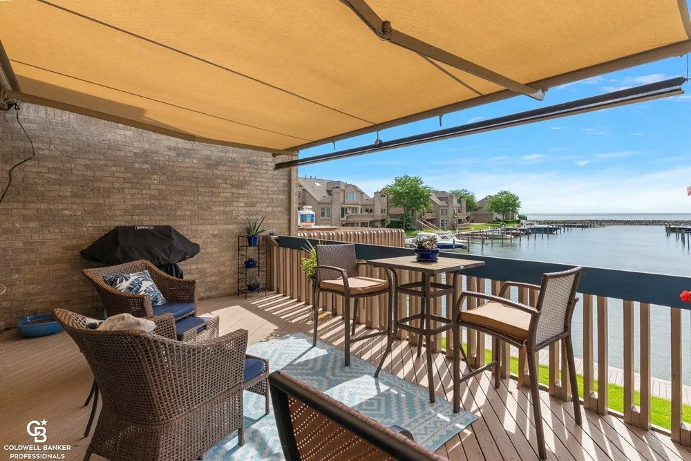 26031 harbour pointe dr n Drive Harrison Charter Township, MI 48045