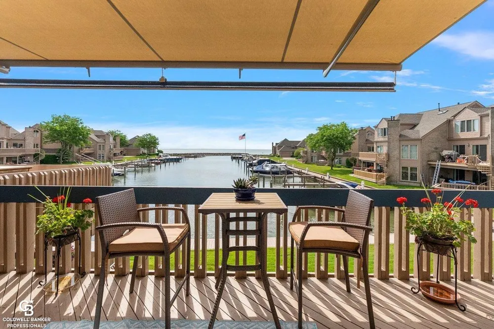 26031 harbour pointe dr n Drive Harrison Charter Township, MI 48045
