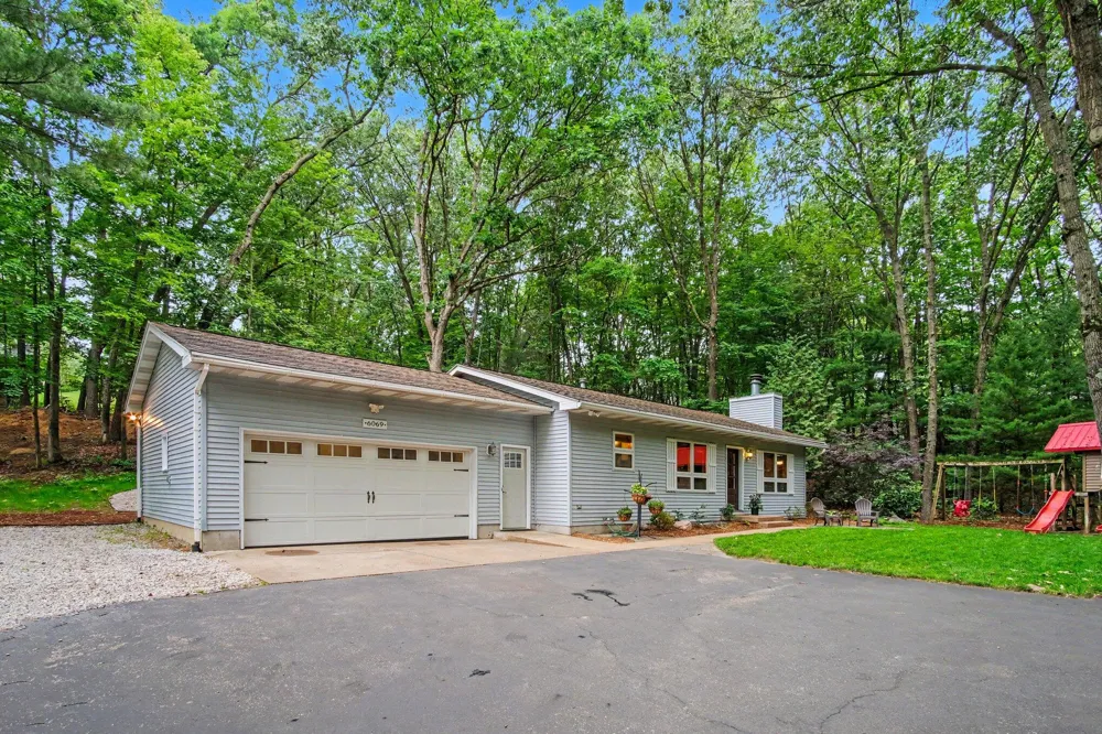 6069 Stout Creek Avenue NE Cannon Township, MI 49306