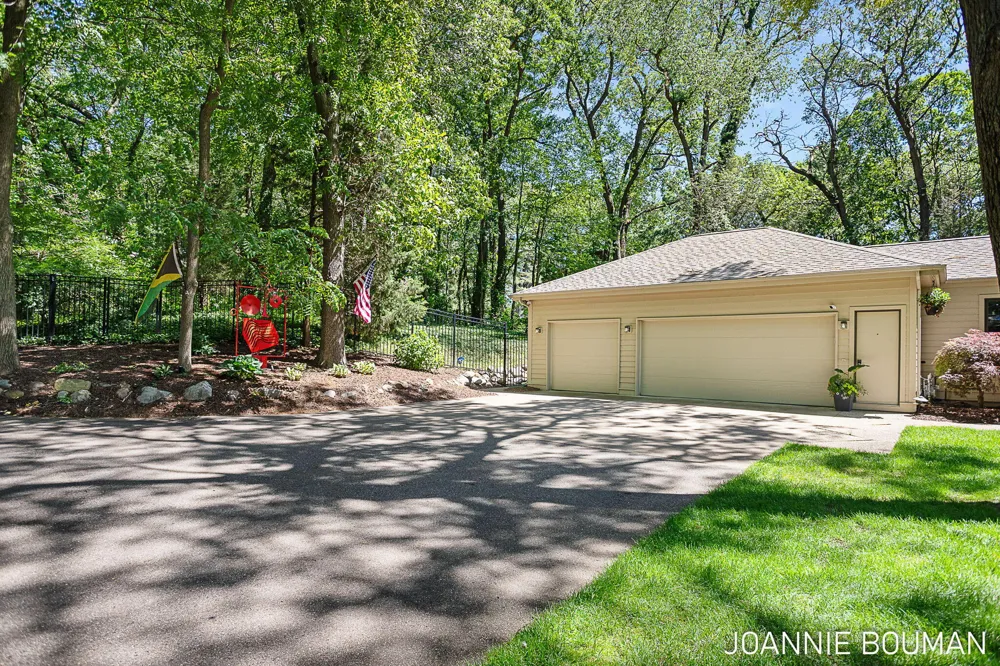 792 Pine Bay Avenue Park Township, MI 49424