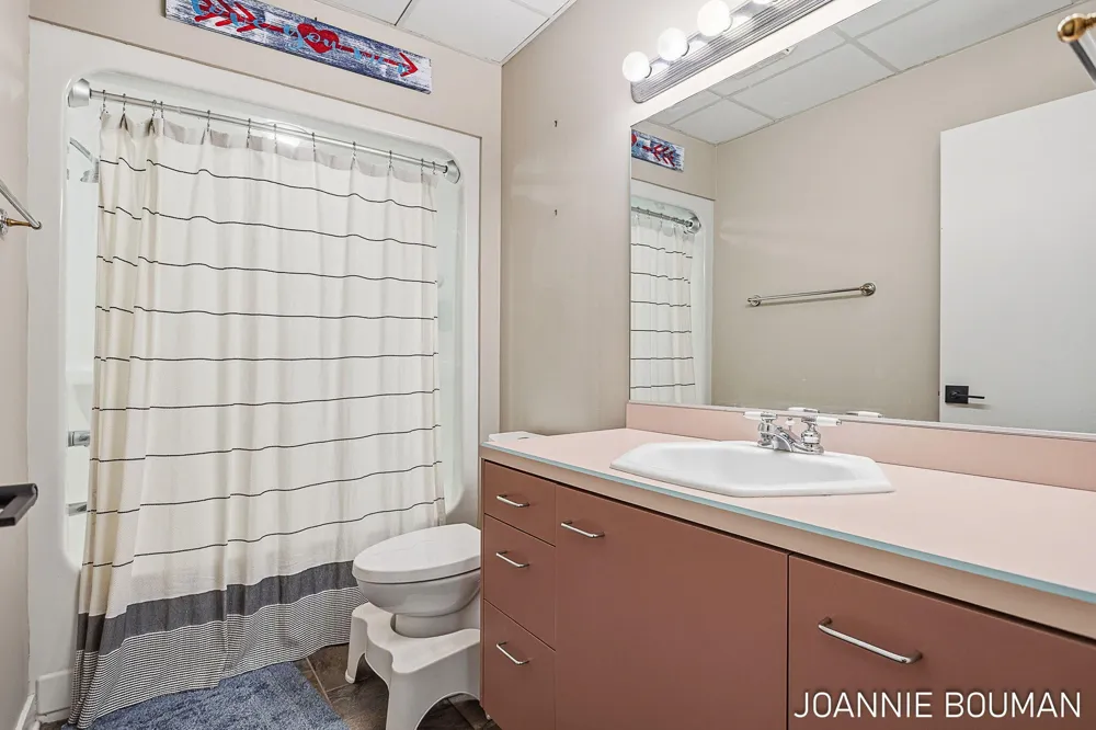 792 Pine Bay Avenue Park Township, MI 49424
