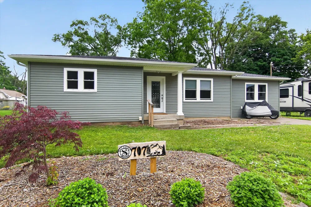 707 Lowell Avenue Blackman Charter Township, MI 49202