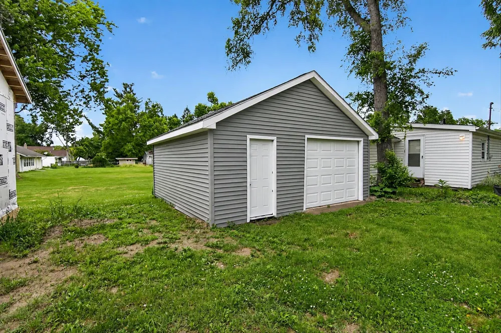 707 Lowell Avenue Blackman Charter Township, MI 49202