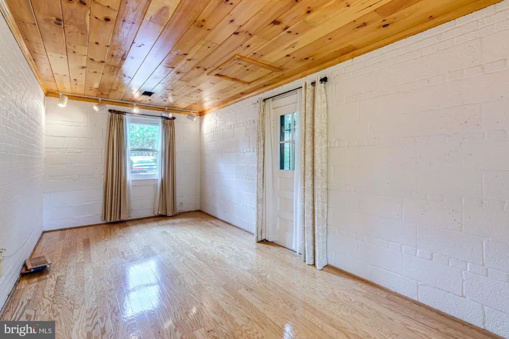 1947 ARLINGTON RIDGE ROAD Arlington, VA 22202