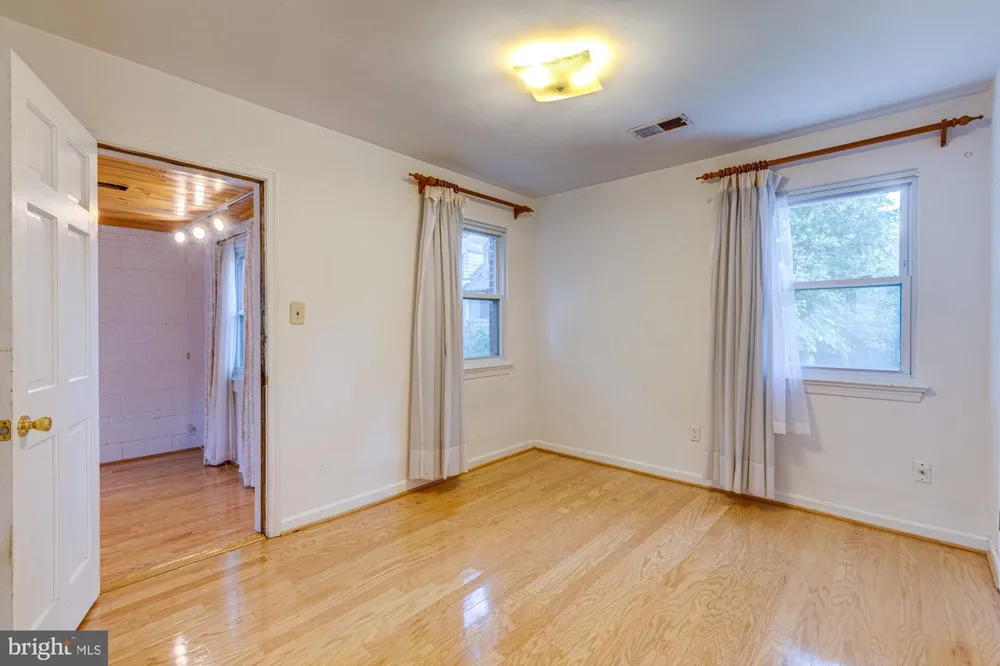 1947 ARLINGTON RIDGE ROAD Arlington, VA 22202