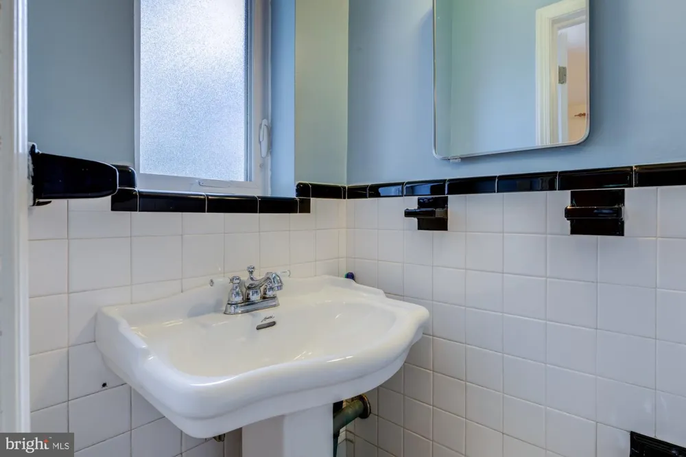1947 ARLINGTON RIDGE ROAD Arlington, VA 22202
