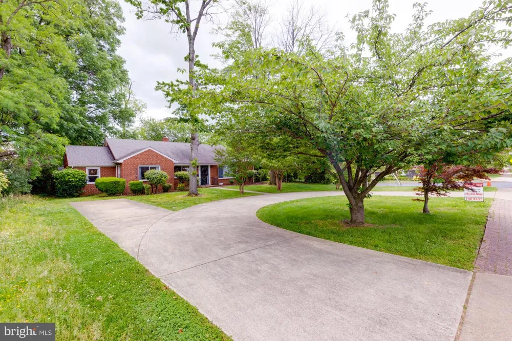 1947 ARLINGTON RIDGE ROAD Arlington, VA 22202