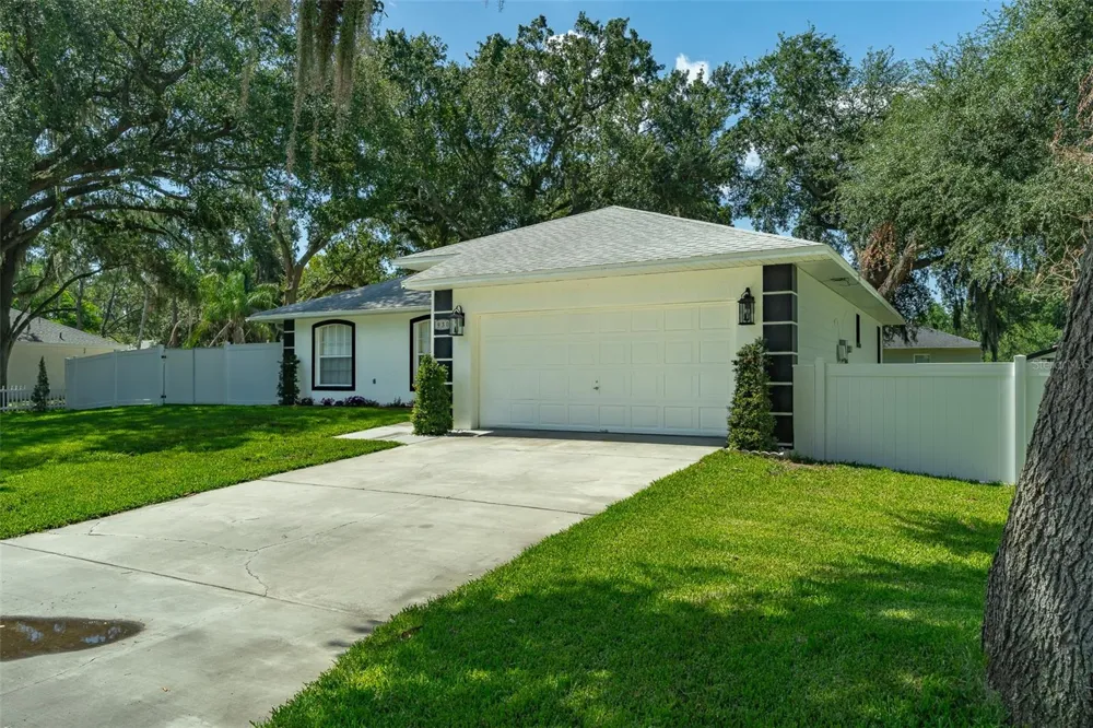 930 HICKS ROAD Lakeland, FL 33813