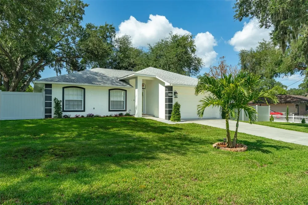 930 HICKS ROAD Lakeland, FL 33813