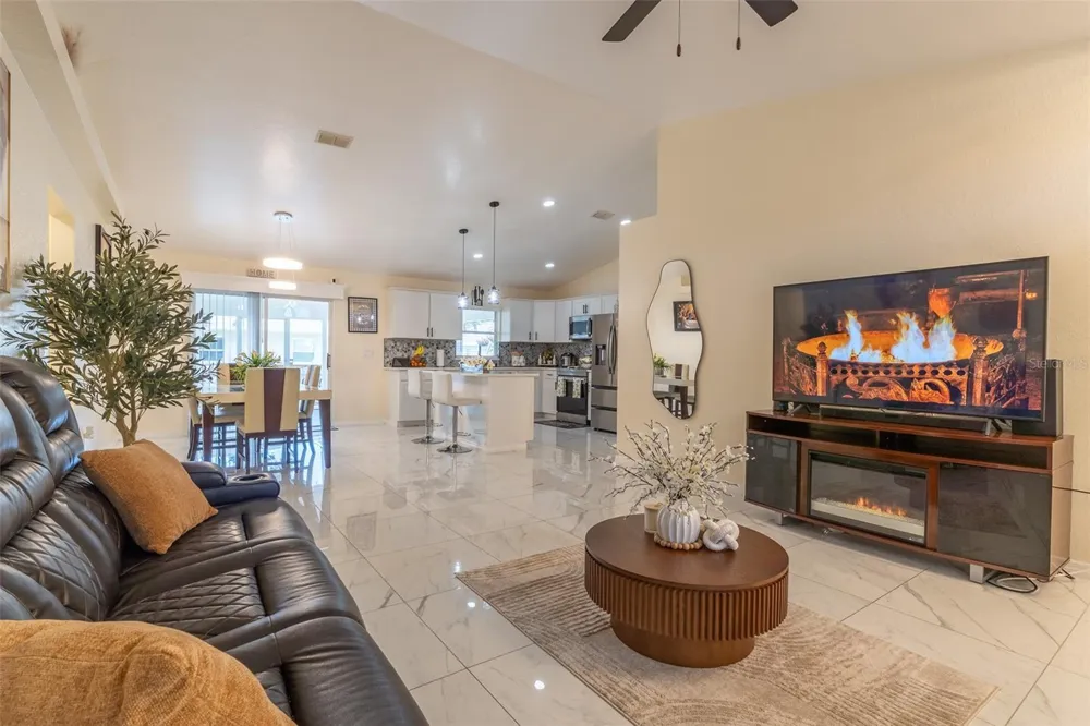 930 HICKS ROAD Lakeland, FL 33813