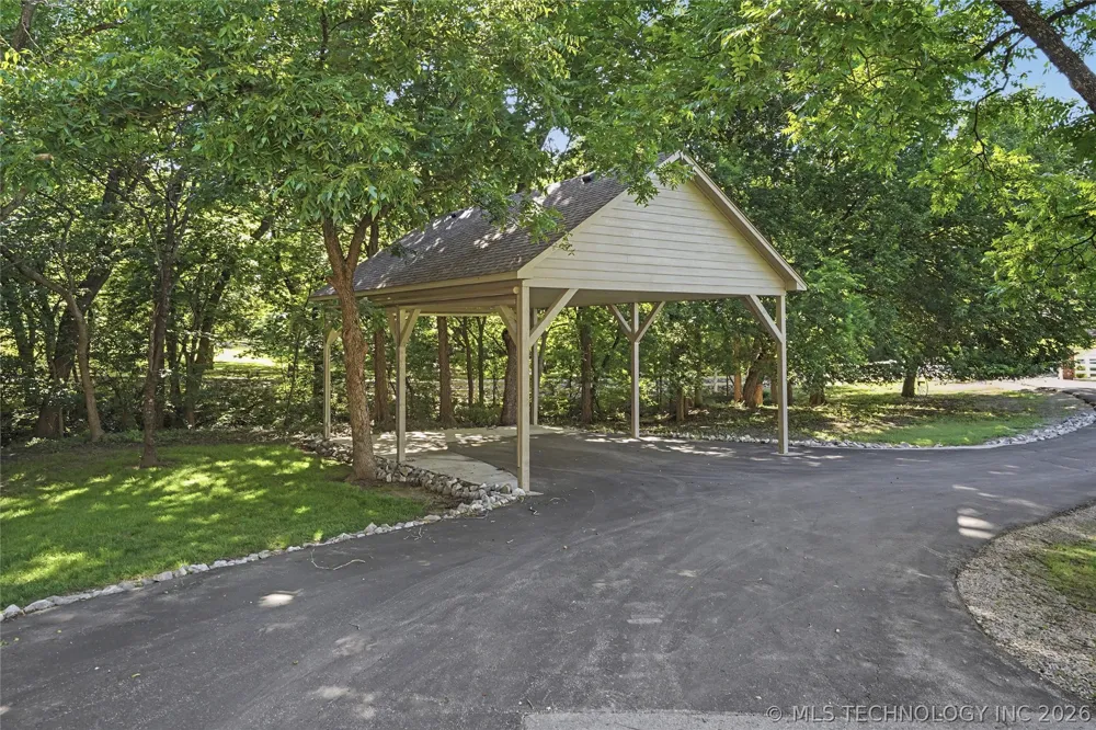 2325 W Lowry Road Claremore, OK 74017