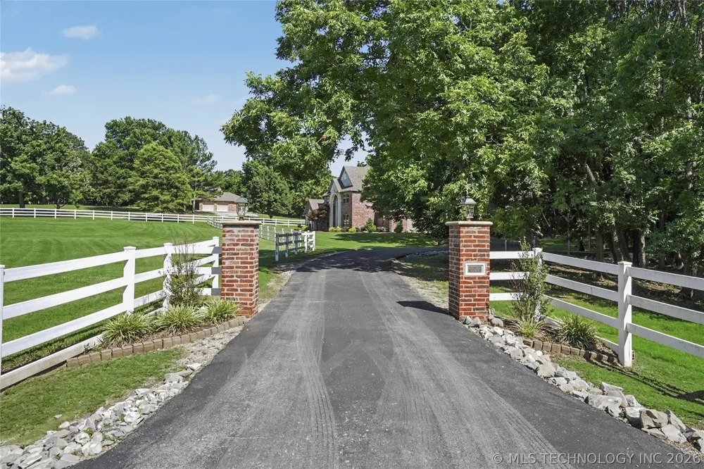 2325 W Lowry Road Claremore, OK 74017