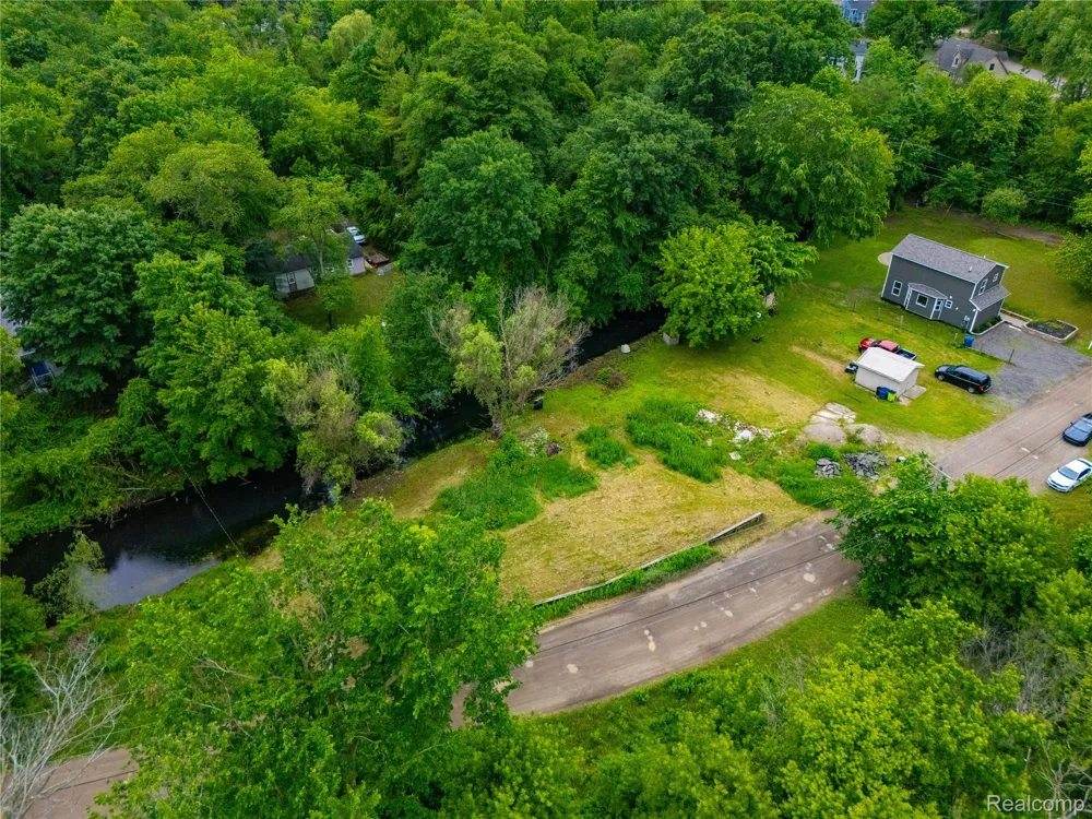 9731 Portage Trail White Lake Charter Township, MI 48386