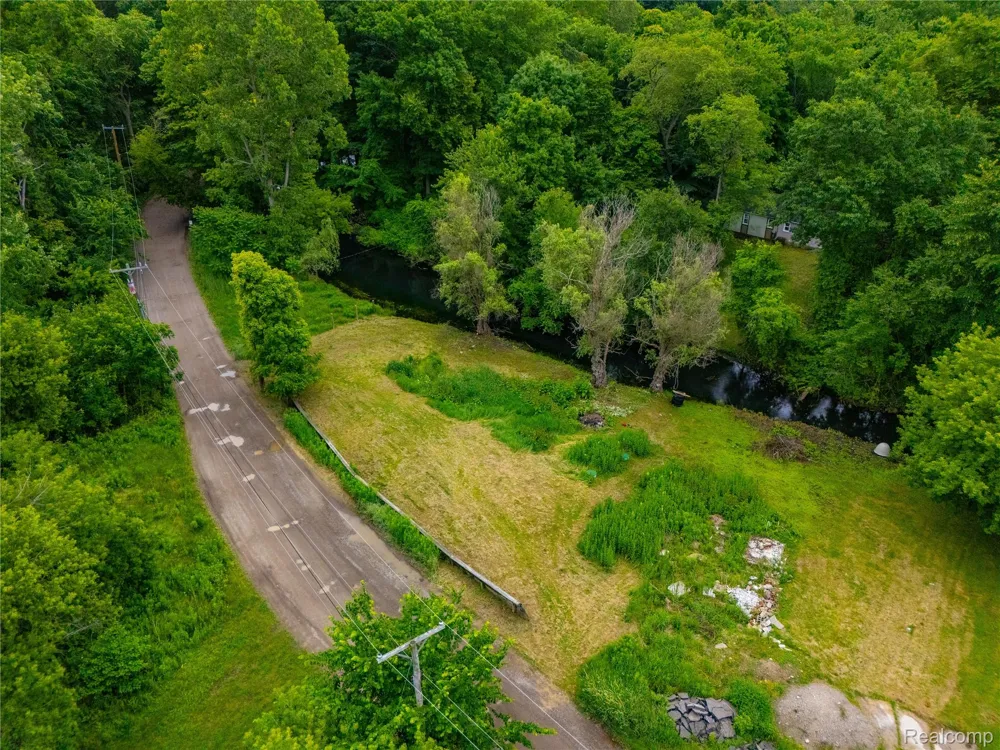 9731 Portage Trail White Lake Charter Township, MI 48386