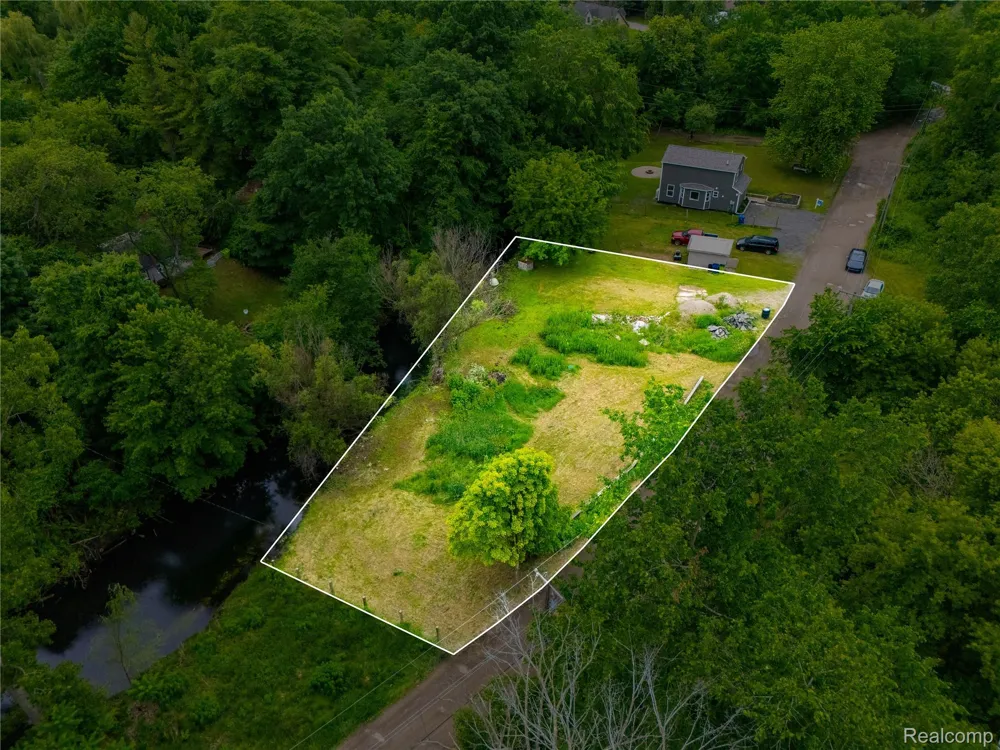 9731 Portage Trail White Lake Charter Township, MI 48386