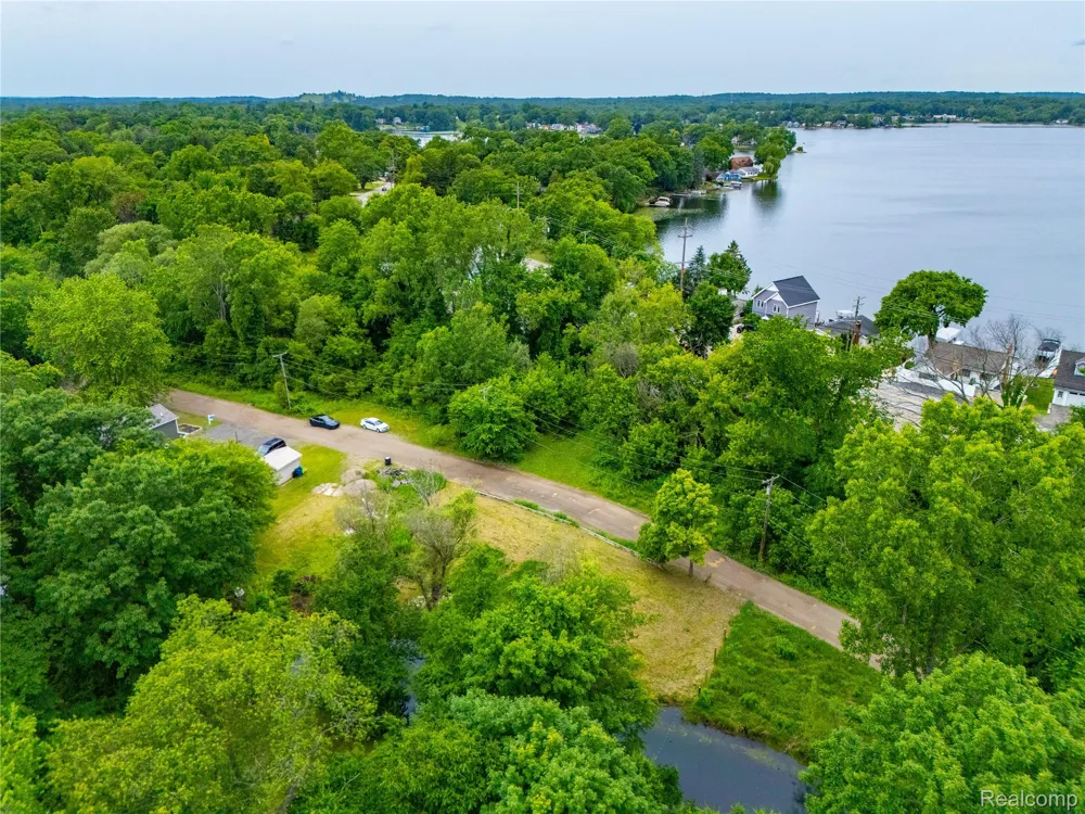 9731 Portage Trail White Lake Charter Township, MI 48386
