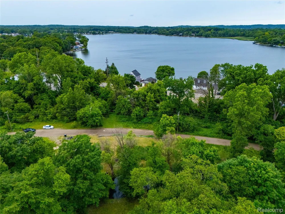 9731 Portage Trail White Lake Charter Township, MI 48386