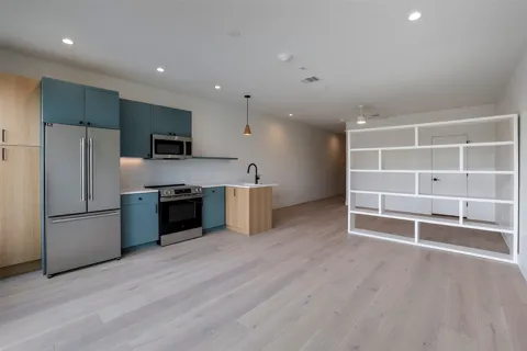 309 W Daggett Avenue #203
