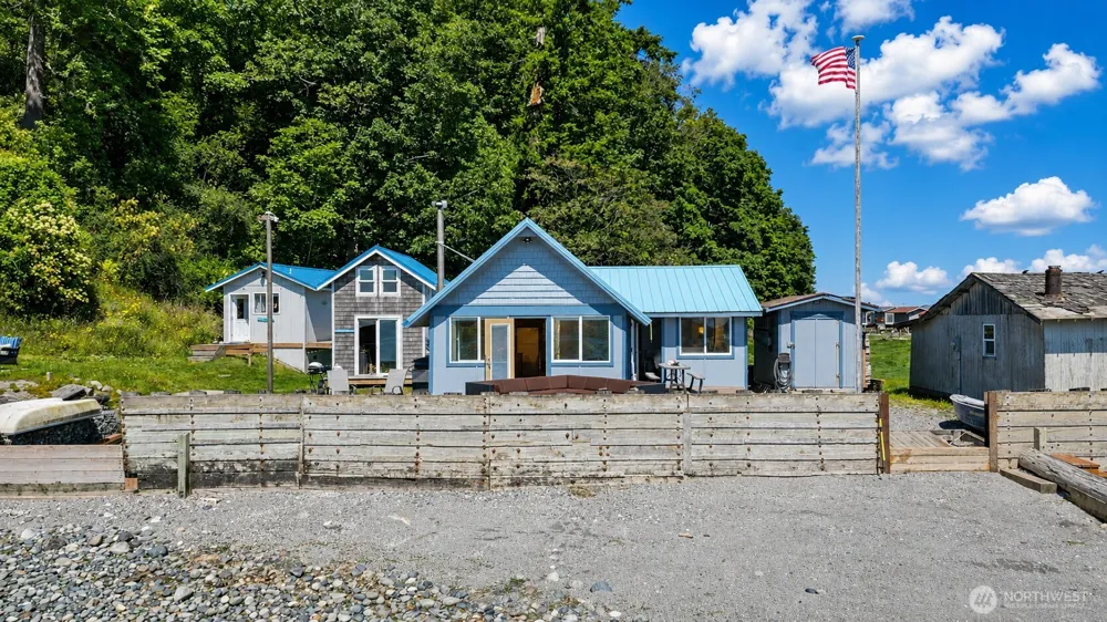 2 S Pilchuck Ave Hat Island, WA 98206