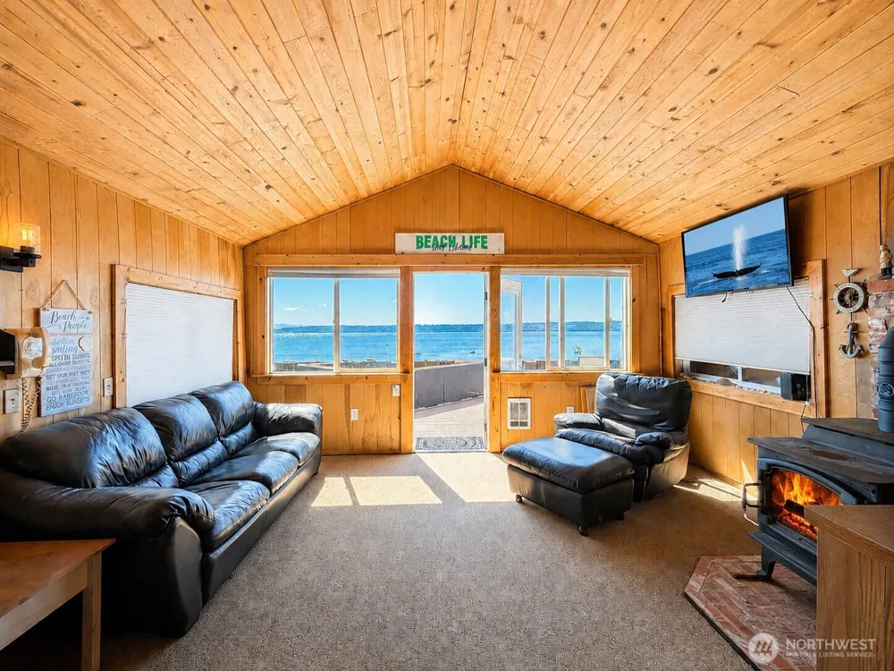 2 S Pilchuck Ave Hat Island, WA 98206