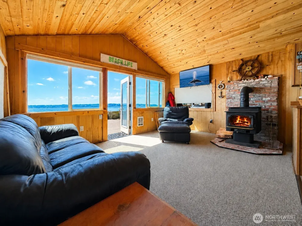 2 S Pilchuck Ave Hat Island, WA 98206