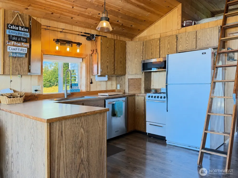 2 S Pilchuck Ave Hat Island, WA 98206